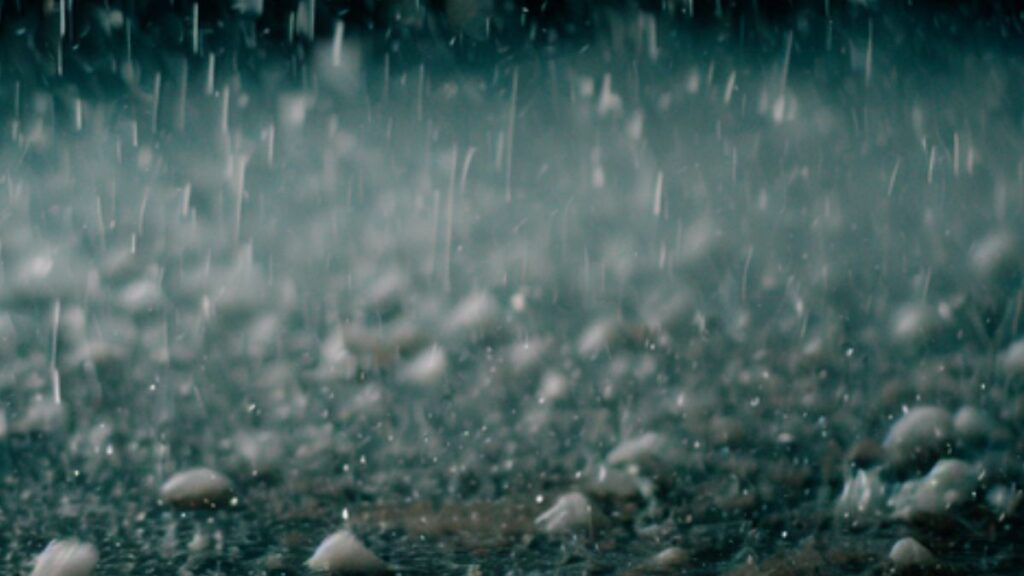 Sonhar com chuva de granizo.