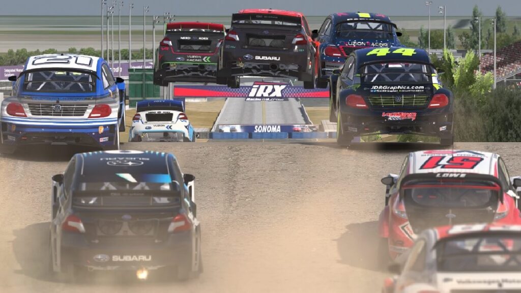 +15 melhores jogos de corrida para PC: Guia atualizado! 6 Imagem do jogo mostrando carros saltando após um declive na pista, tudo fazendo parte da corrida.