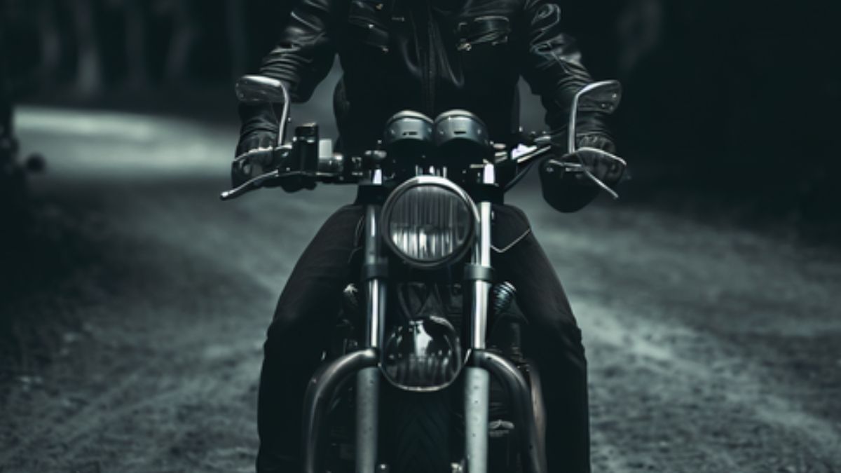 Sonhar com Moto Preta.