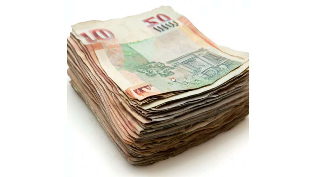Sonhar com dinheiro de papel de 50 reais.