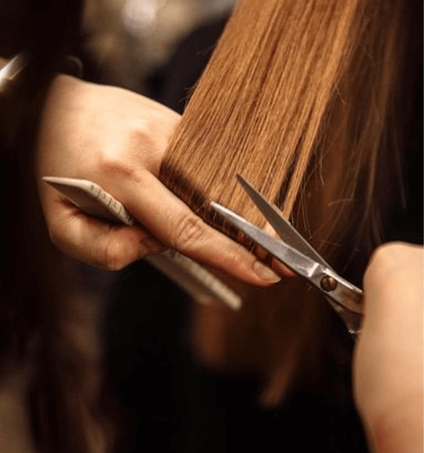 Corte de cabelo Chanel de bico: O que é, como é feito e MUITO MAIS! 4 Cabeleireira cortando cabelo