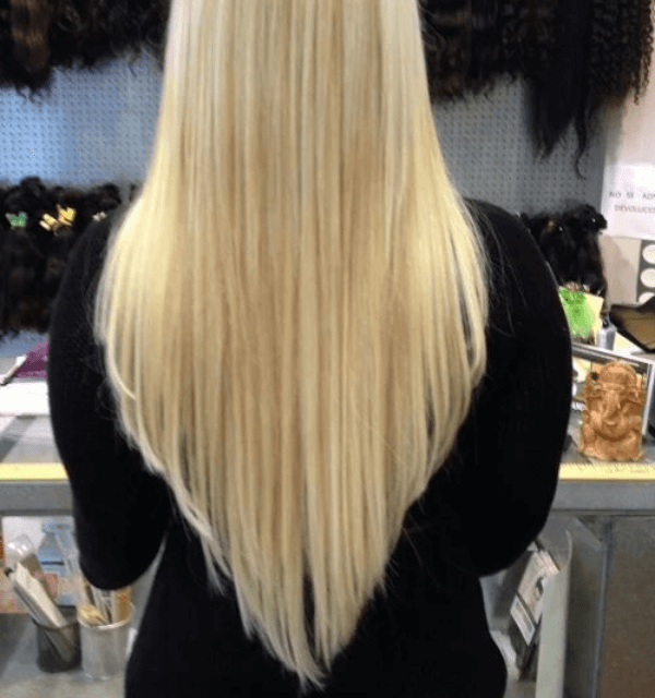 Cabelo loiro com Corte V bem marcado