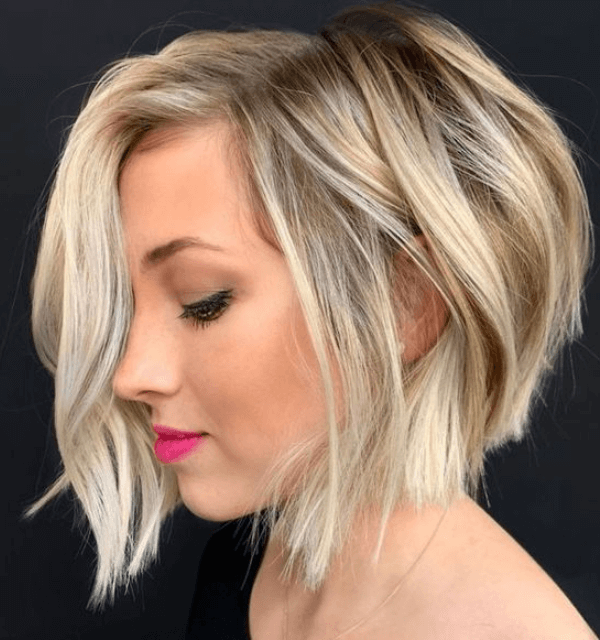 Corte de cabelo Chanel de bico: O que é, como é feito e MUITO MAIS! 1 Mulher loira com Corte de cabelo Chanel de bico
