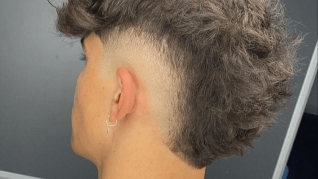 Homem com corte de cabelo Moicano