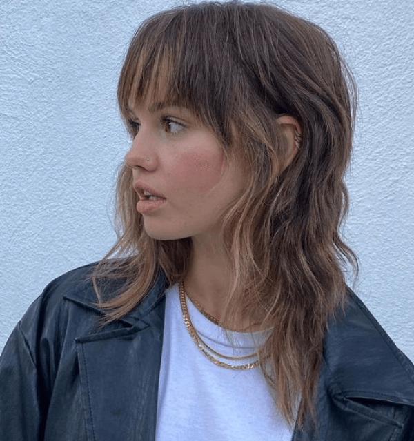 Mulher com Corte de cabelo Mullet