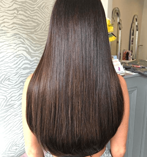 Moça com o Corte de cabelo em U