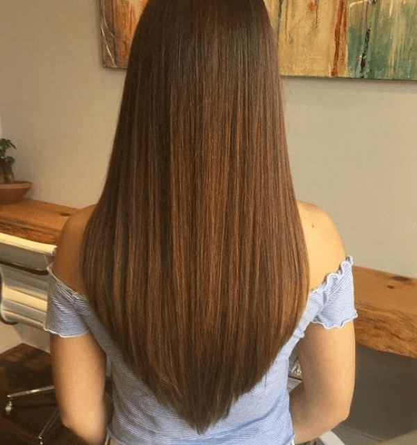 Moça com o corte de cabelo em V de costas