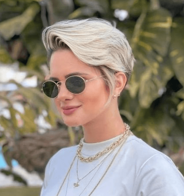 Corte pixie cut em cabelo platinado