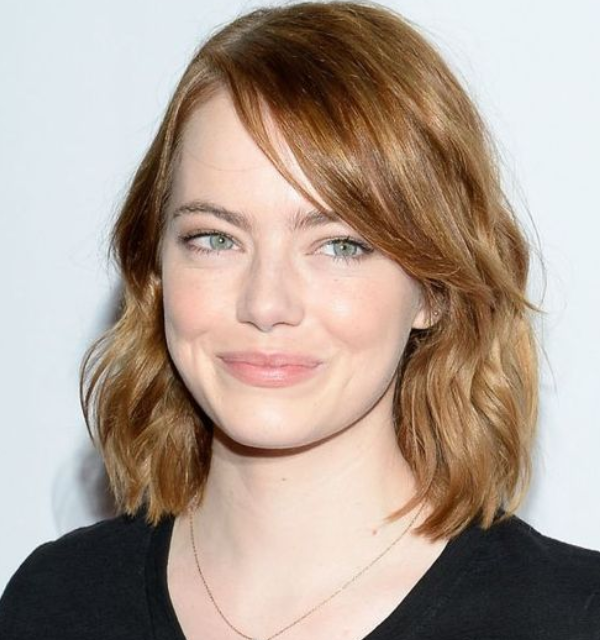 Cortes de cabelo para rosto quadrado: Opções para apostar e dicas incríveis! 9 Moça ruiva com Franja desfiada