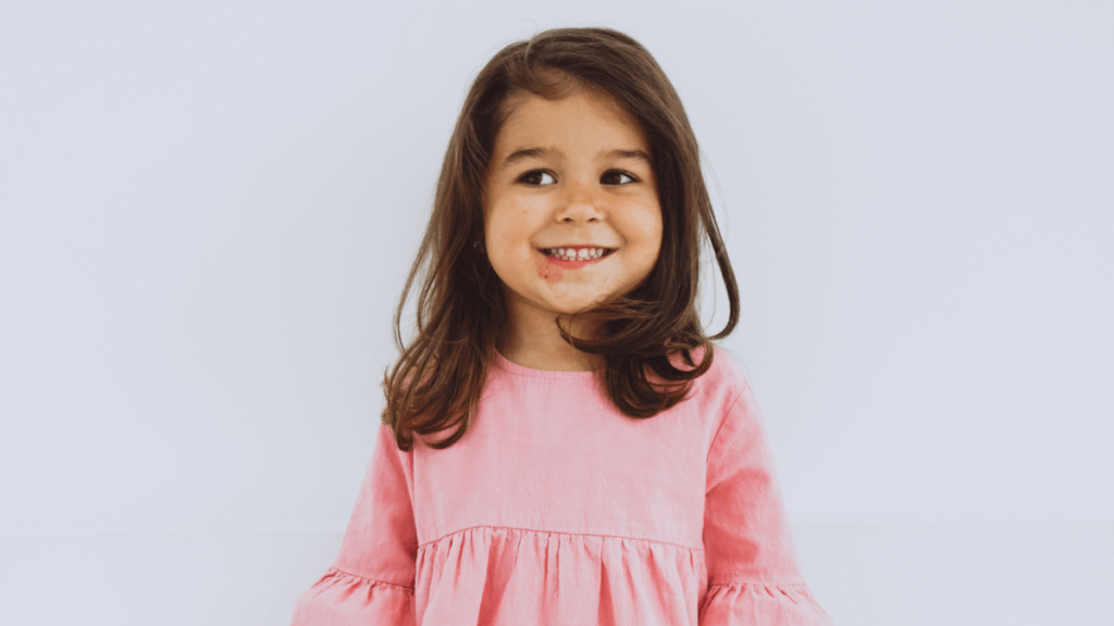 Nomes femininos raros e chiques, + de 500 inspirações agora! 2 Menininha sorrindo