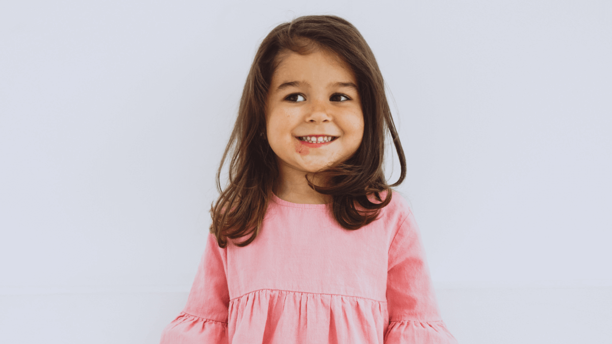 Nomes femininos raros e chiques, + de 500 inspirações agora! 1 Menininha sorrindo