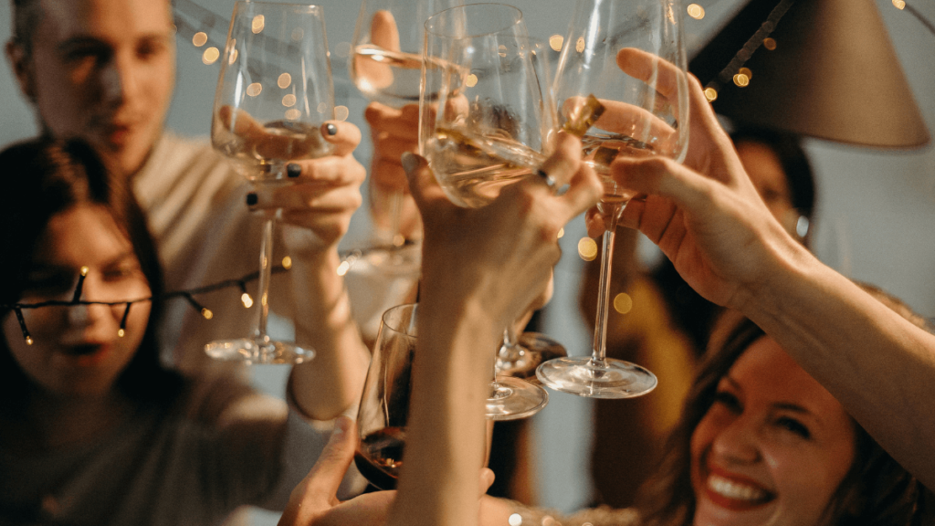 Nomes criativos para festas, mais de 420 para todo tipo de festa! 1 Nomes criativos para festas, amigos brindando