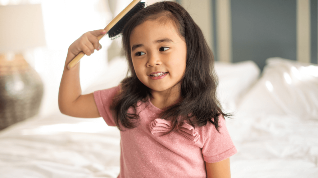 Nomes femininos com B, + de 350 ideias para inspirar! 1 Nomes femininos com B, menininha penteando cabelo
