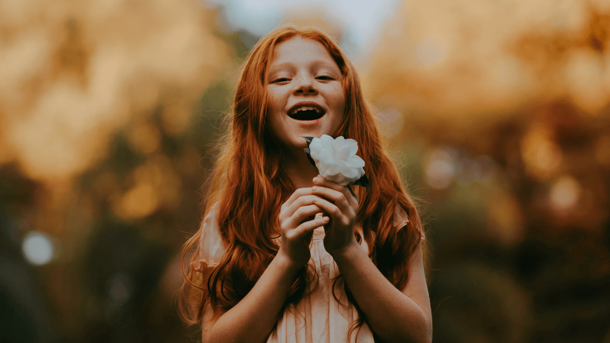 Nomes femininos com K, + de 420 opções para você! 5 Nomes femininos com K, menina segurado flor branca