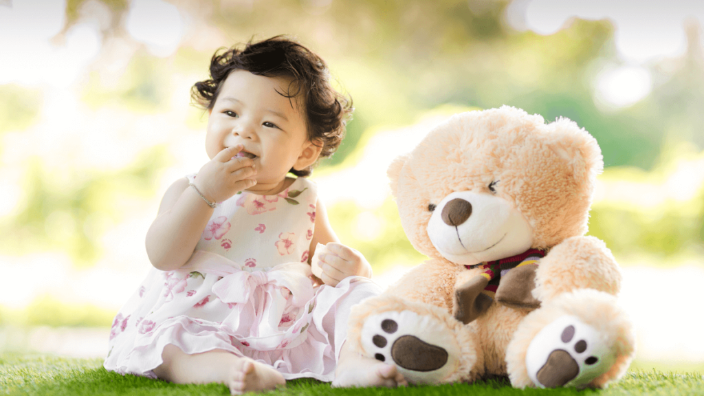 Bebê menina com seu urso de pelúcia