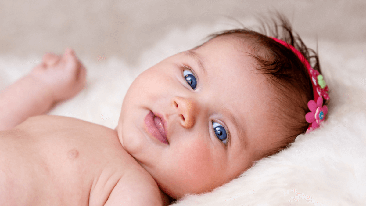 Bebê menina deitada na cama