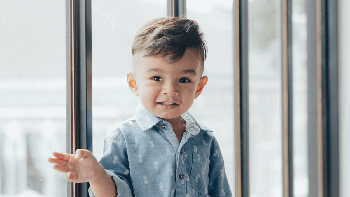 Nomes masculinos com M: + de 440 inspirações imperdíveis! 1 Nomes masculinos, menino com camisa social