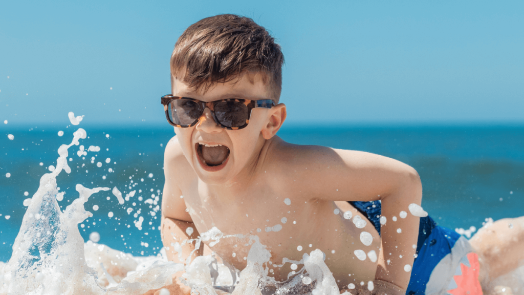 Nomes masculinos com N: + de 450 ideias no conteúdo! 1 Nomes masculinos com N, menino brincando na praia