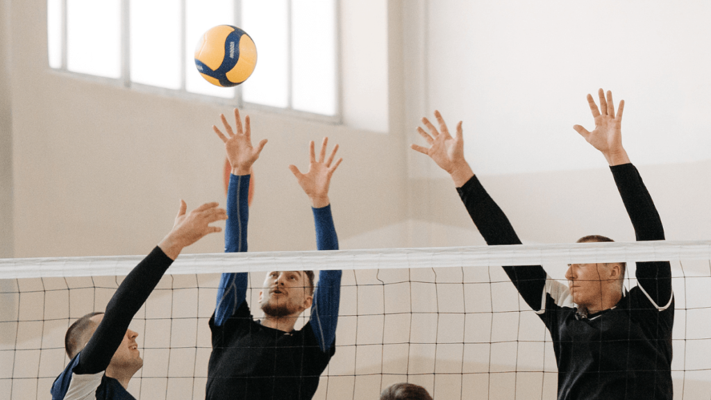 Time jogando vôlei