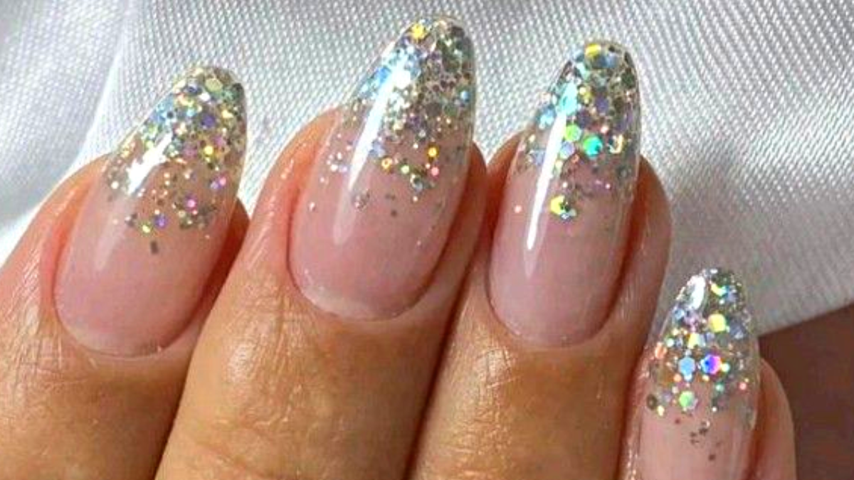 Unha Encapsulada com Glitter: Aprenda como fazer + dicas e ideias de decoração! 17 Unha Encapsulada com Glitter