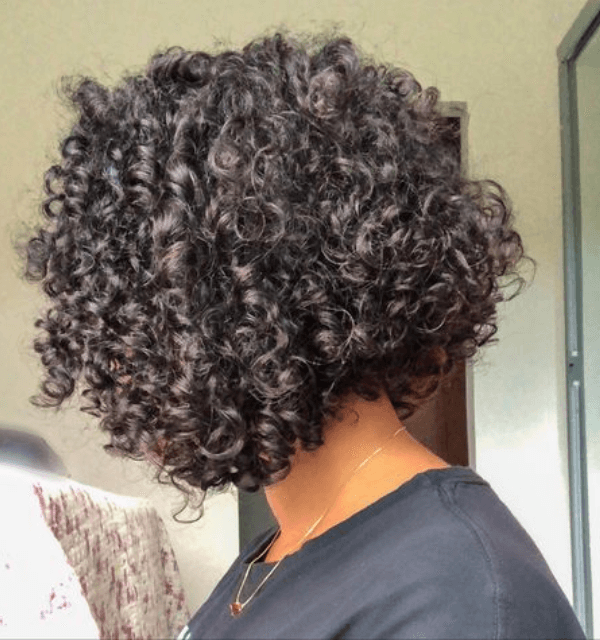 Cortes de cabelo curto cacheado: Tendências para inspirar! 6 Corte curto assimétrico