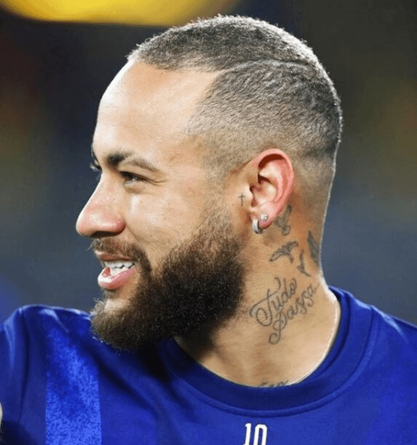 Neymar com cabelo raspado