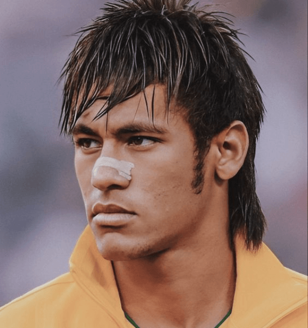Neymar com cabelo rockstar