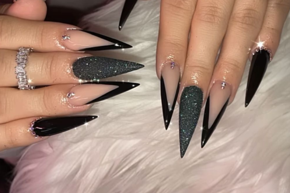 Unhas decoradas pretas: confira as melhores ideias e como fazer! 5 Unhas stiletto decoradas pretas com glitter
