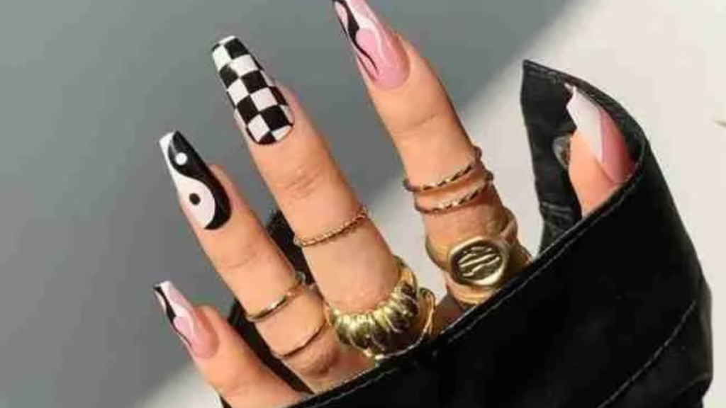 unhas pretas com branco