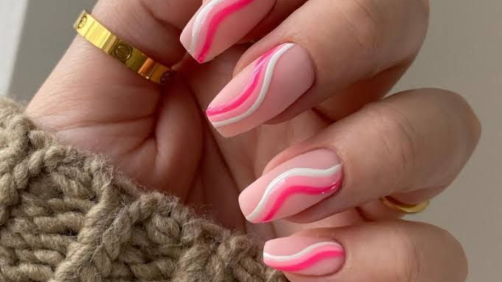 Unhas rosa com ondas