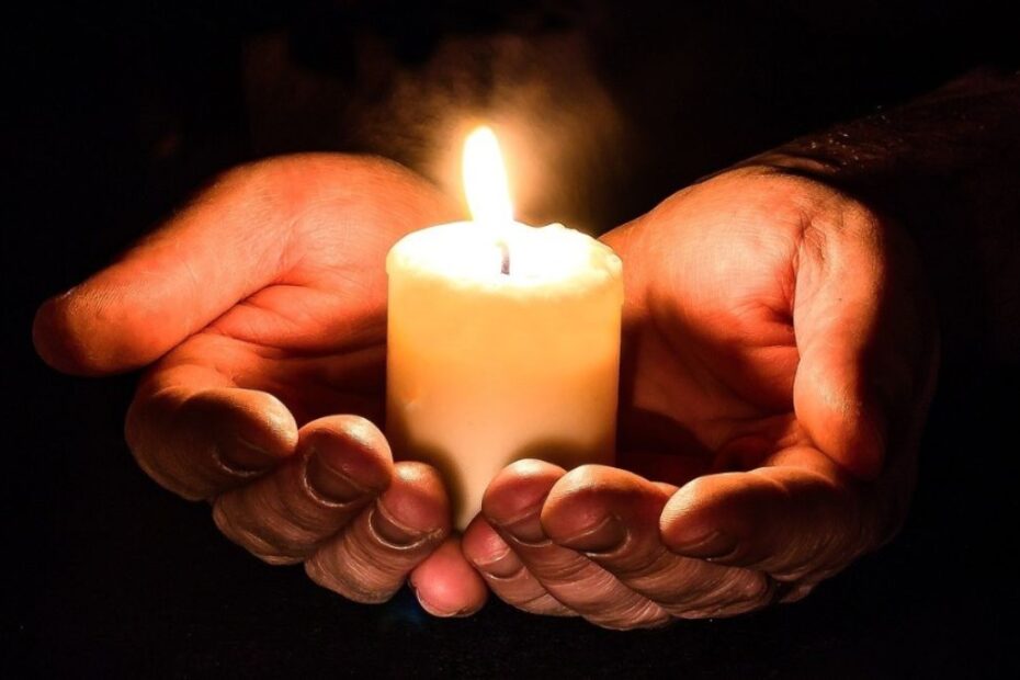 Segurando a vela para fazer Consulta Espiritual