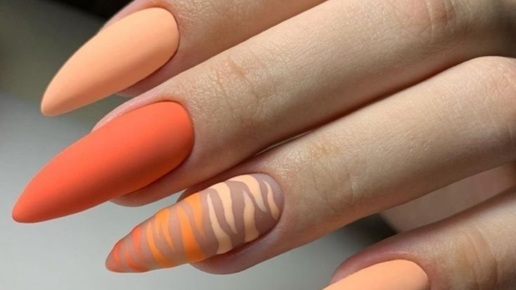 Modelo de Unhas Alaranjadas