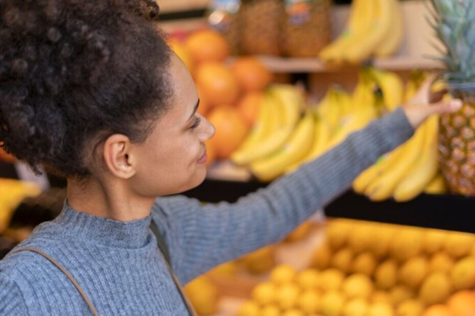 Estratégias para organizar itens congelados e facilitar o dia a dia na cozinha 11 Organizar cozinha: uma mulher segurando uma abacaxi.