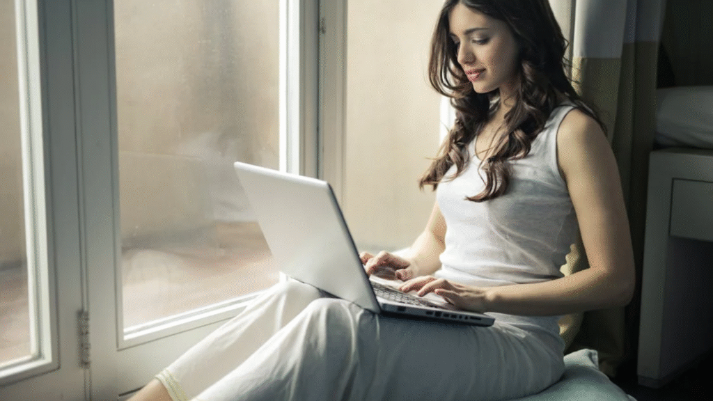 Mulher pesquisando o em seu notebook como posso trabalhar respondendo pesquisas na internet.