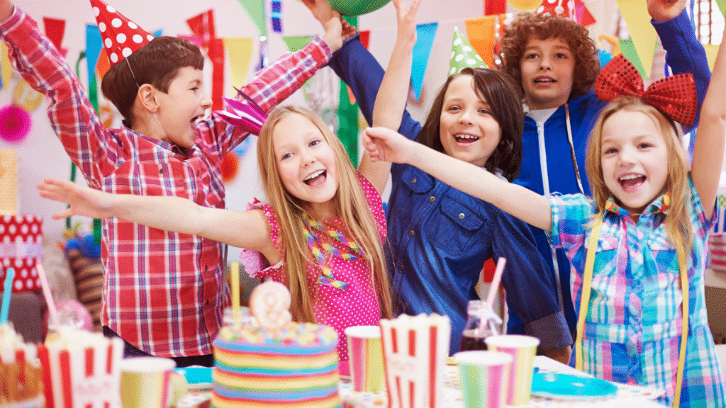 Planejando o cardápio perfeito para uma festa de aniversário infantil 1 Crianças felizes em um aniversário por conta do Cardápio.
