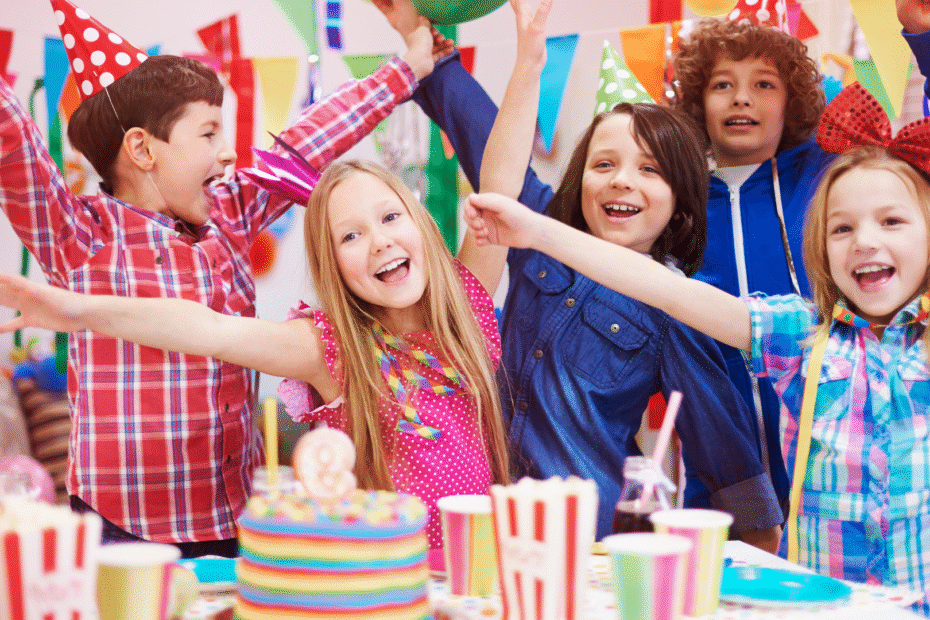 Planejando o cardápio perfeito para uma festa de aniversário infantil 3 Crianças felizes em um aniversário por conta do Cardápio.