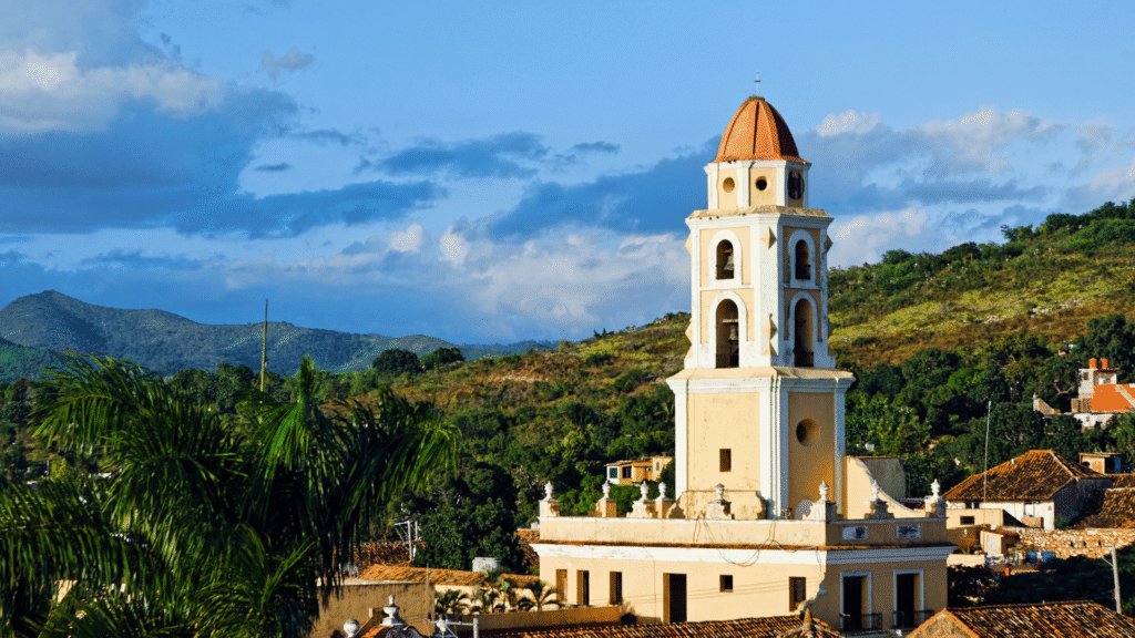 Principais pontos turísticos do Espírito Santo para visitar em um fim de semana 1 Torre de uma igreja com no fundo uma montanha é um dos pontos turísticos do Espírito Santo.
