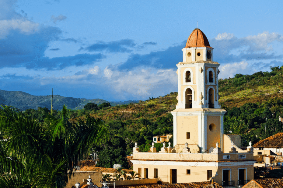 Torre de uma igreja com no fundo uma montanha é um dos pontos turísticos do Espírito Santo.