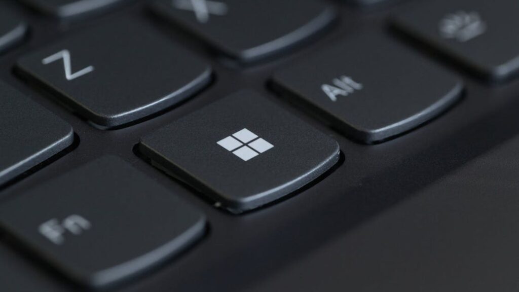 Teclado preto com a tecla do Windows.