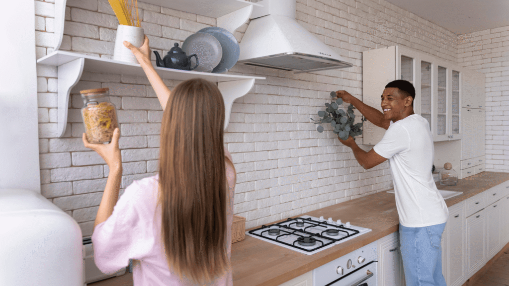 Guia completo para modernizar sua cozinha com eficiência e estilo 1 Duas pessoas em uma cozinha organizando.