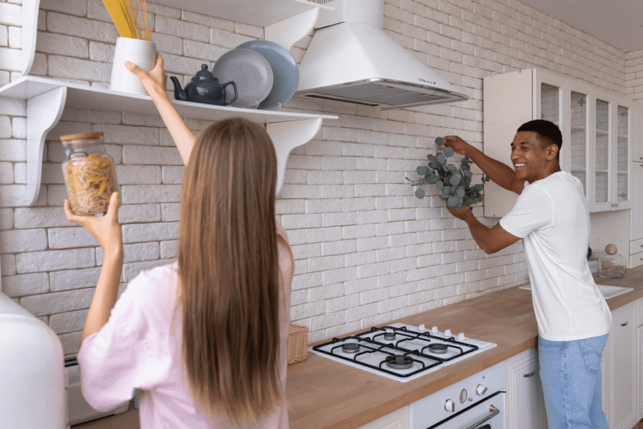 Duas pessoas em uma cozinha organizando.