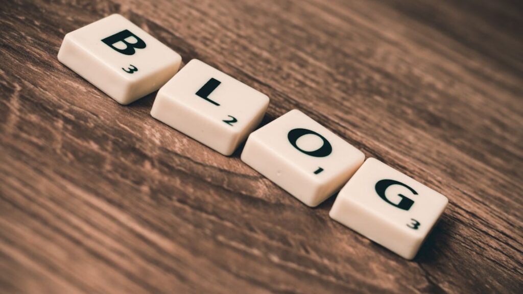 Inbound Marketing ainda funciona? 9 razões para usar! 1 Quatro blocos de madeira onde cada um tem uma letra que completa uma palavra chamada BLOG.