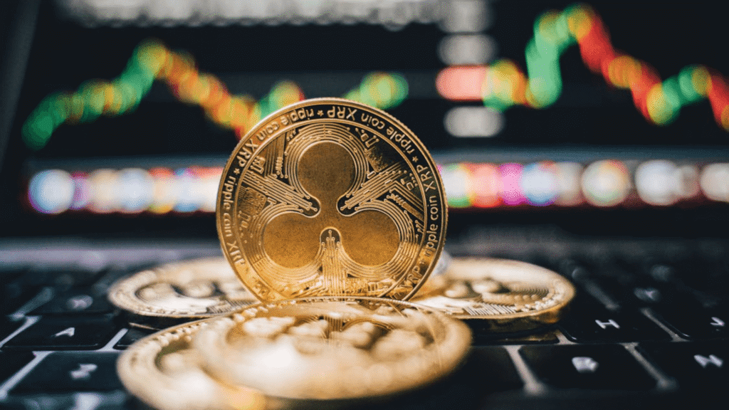 XRP Hoje dólar: preço, movimentação, segurança e oportunidade 1 Quatro modas de ouro em cima de um teclado de notebook.
