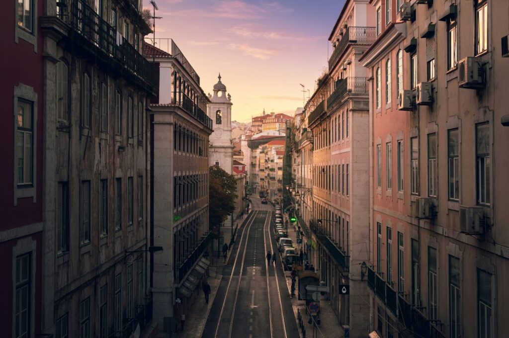 O guia definitivo para se mudar para Lisboa 1 Rua com prédios no lado Lisboa.