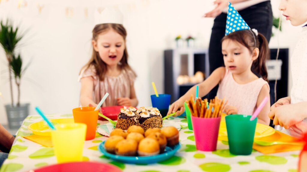crianças comendo em uma festa de aniversário.