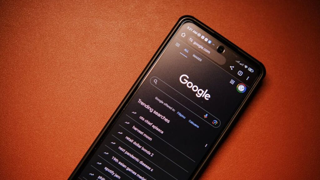 Estratégias para Personalizar Anúncios e Conteúdos Digitais Com Base no Comportamento do Usuário: Técnicas Avançadas para Maximizar Resultados 1 celular com o google aberto.