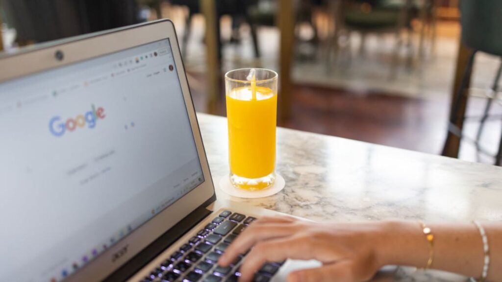 Como Personalizar o Google: Guia Prático Para Ajustes Rápidos e Eficientes 1 pessoa mexendo no notebook.