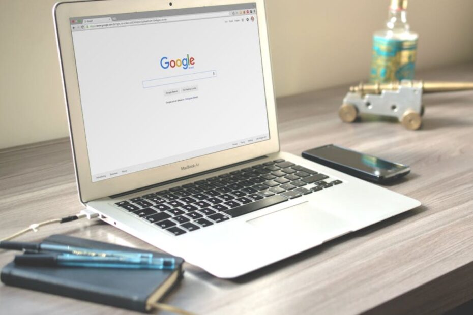 Notebook parado em cima de uma mesa.