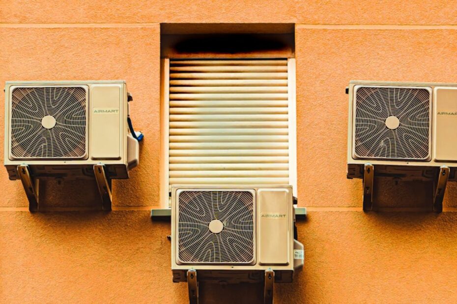 Ar condicionado em um apartamento laranja.