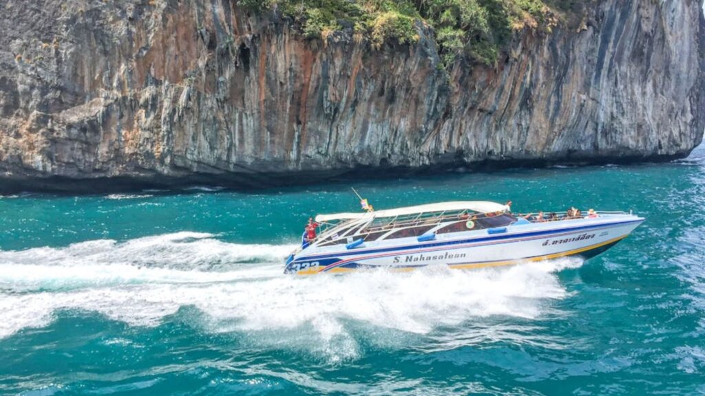 Barco em movimento.